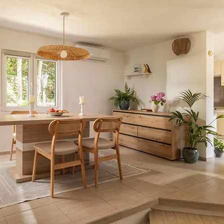 Casa Tramonto I Peaceful Family House With Garden, Semesterbostad